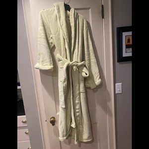NWOT Pine cone hill sheepy fleece robe